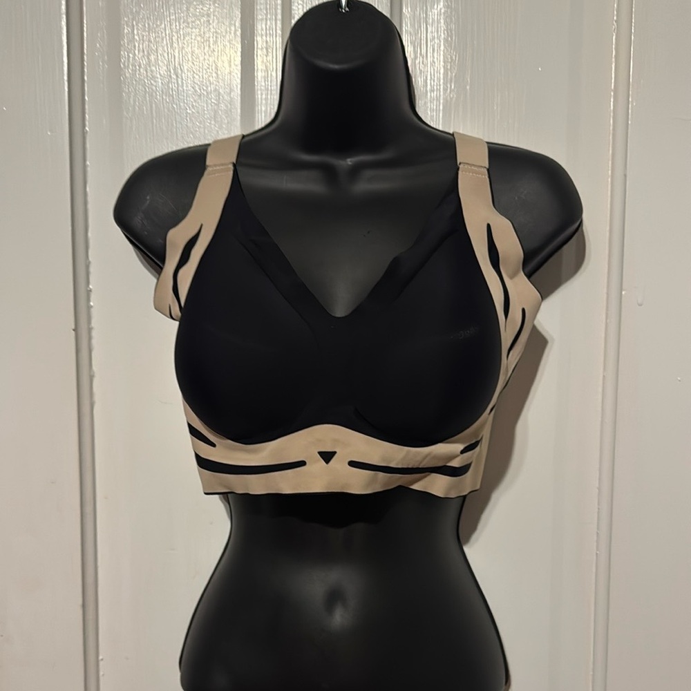 ✨NWOT✨ Black and Tan seamless and wireless Women's Bra